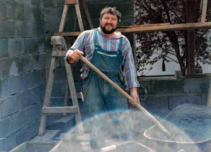 Herr Dallner beim Mischen von Beton
