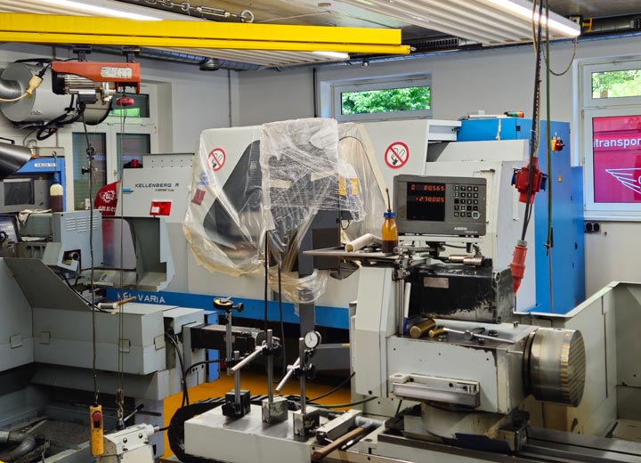 Inbetriebnahme einer neuen Maschine in der Werkstatt